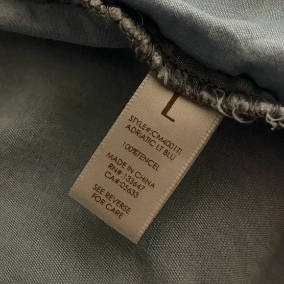 Chambrai ~ Soft & comfortable lightweight Chambray Denim Top, Size L… 💙￼ - Picture 4 of 7